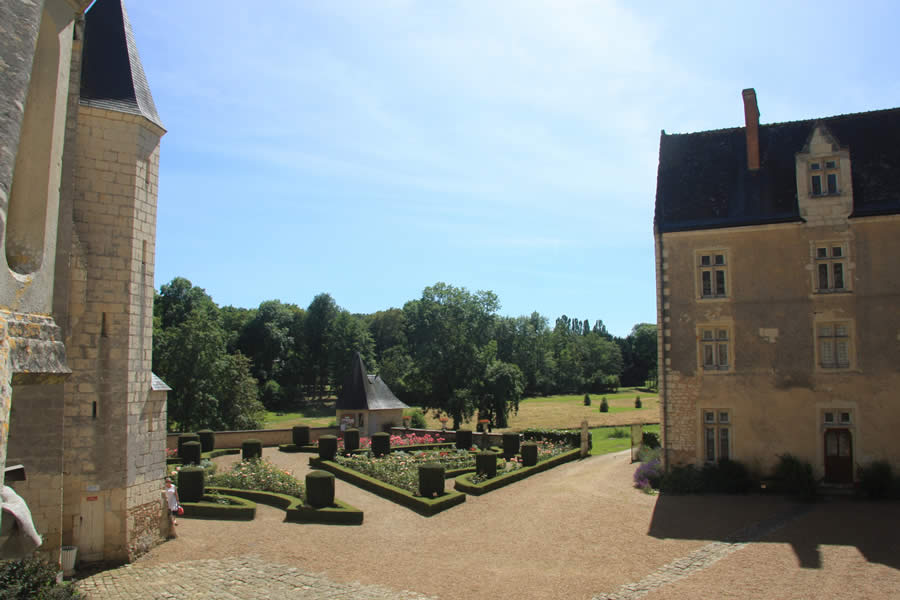 Chateau de Courtanvaux courtyard