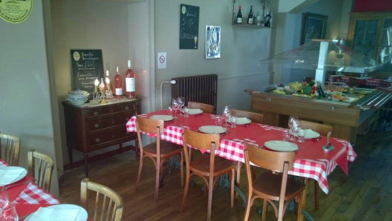 Les tables et buffet á La Gare, Besse-sur-Braye